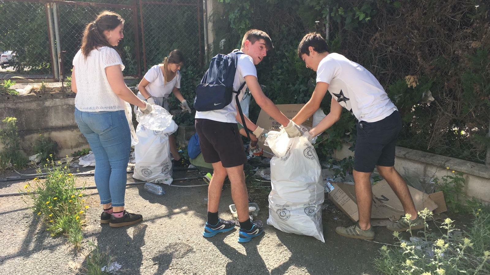Los alumnos en la recogida de plásticos y envases en el polígono Aeropuerto.