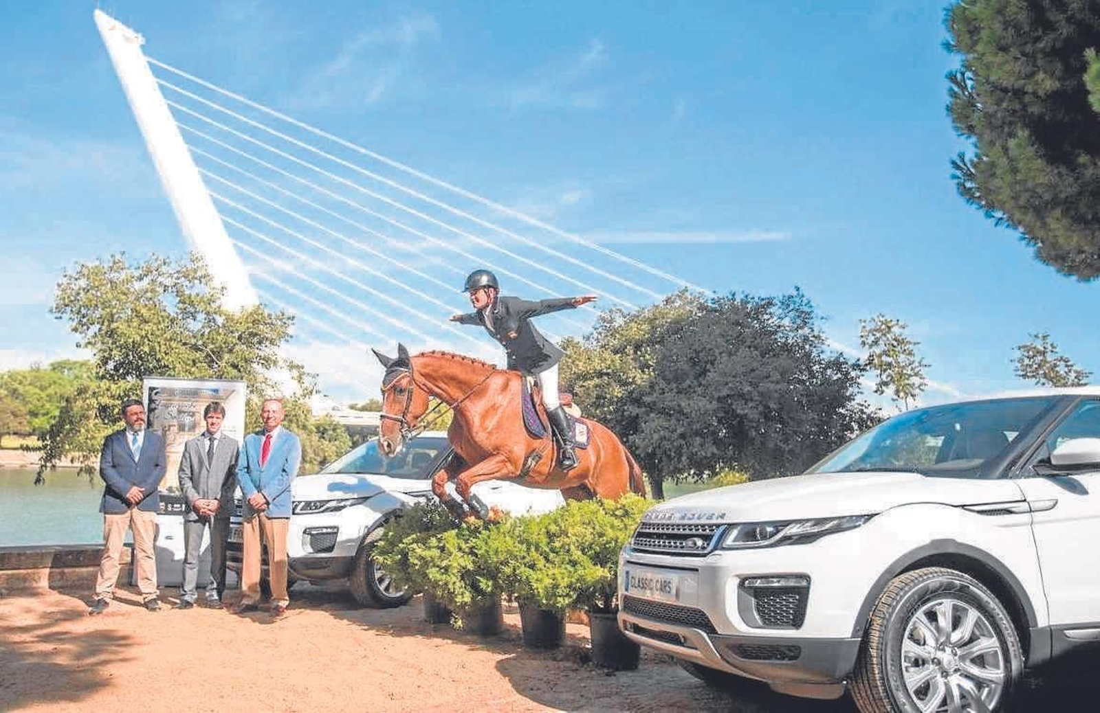 Presentación de la Semana del Caballo Anglo-Árabe, el pasado año, junto al Puente del Alamillo.
