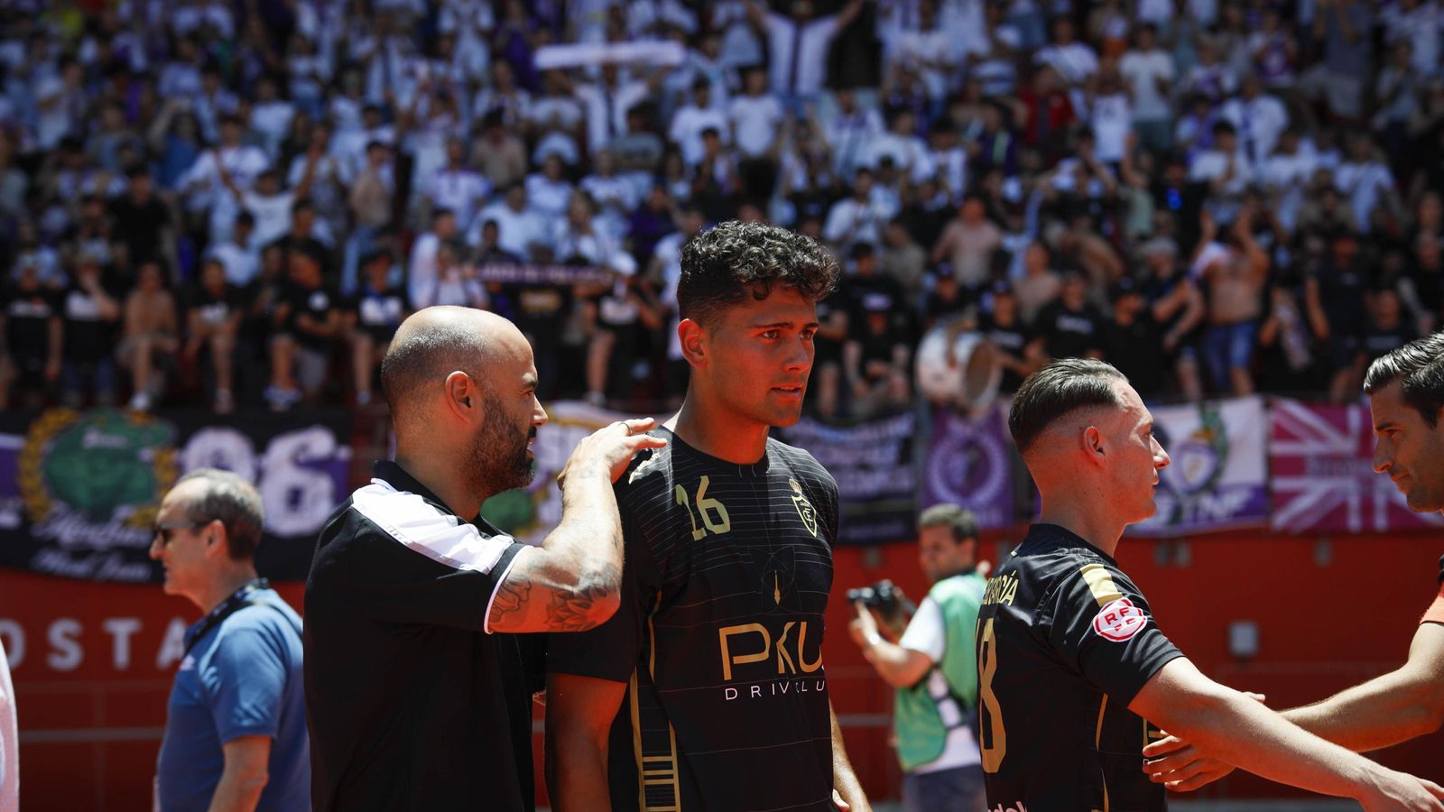 Juanma Porro, junto a sus compañeros tras el final del partido en Almería.