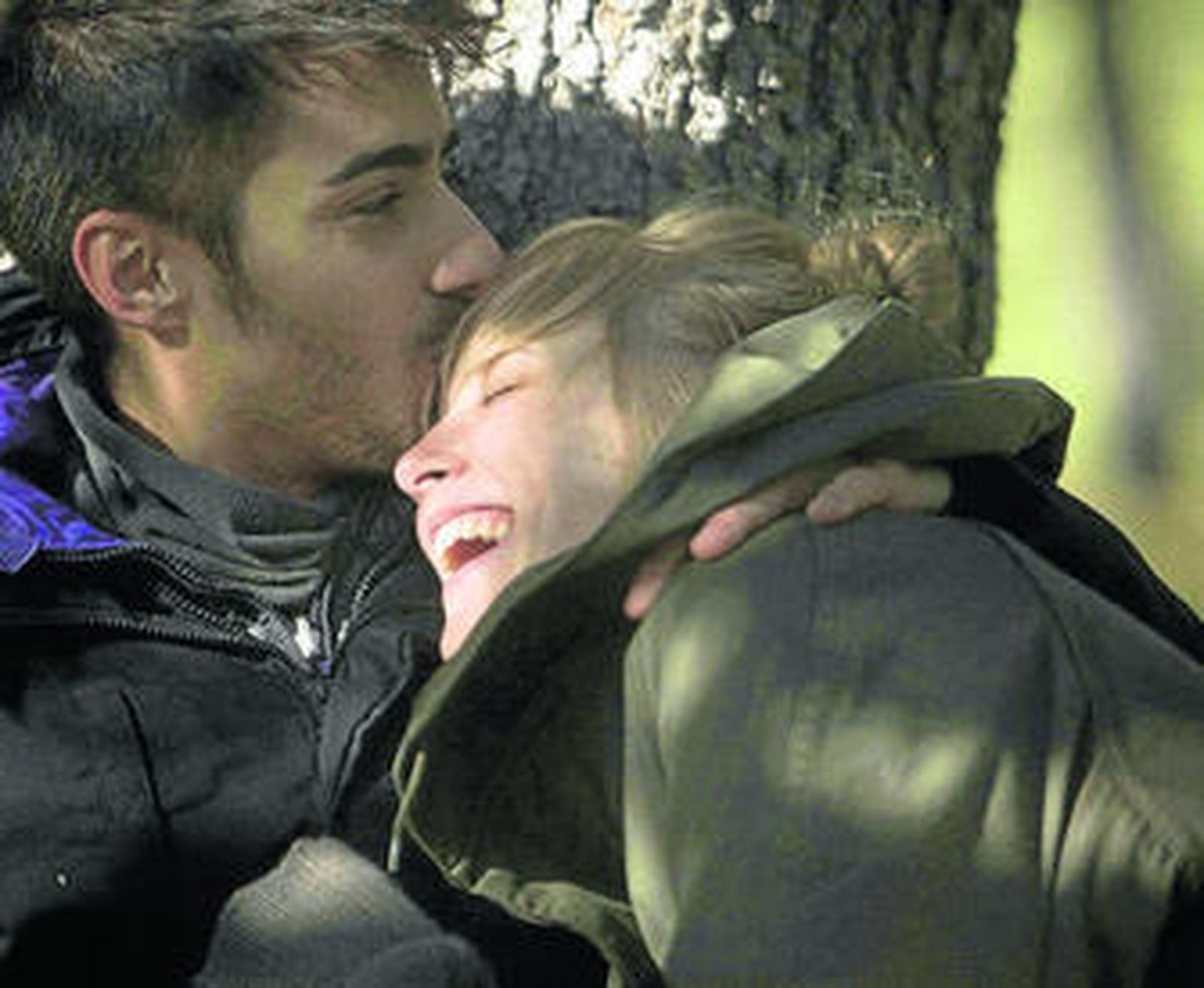 Rosales sigue los pasos de una pareja de barrio periférico.