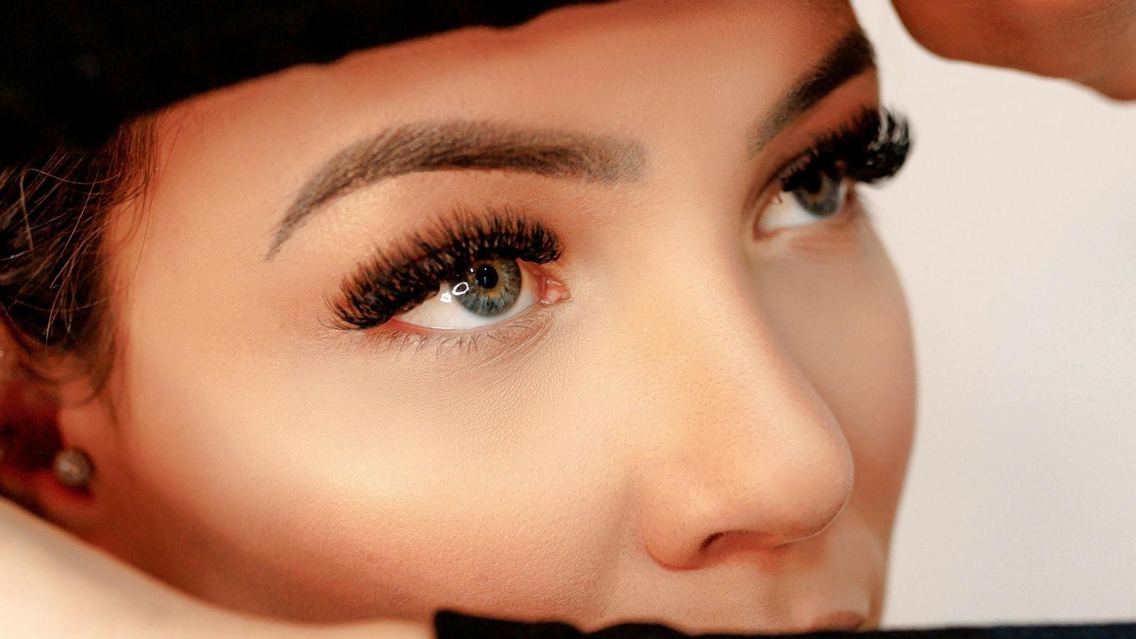 Consigue unas pestañas que llevarán tu mirada al siguiente nivel en estas fiestas