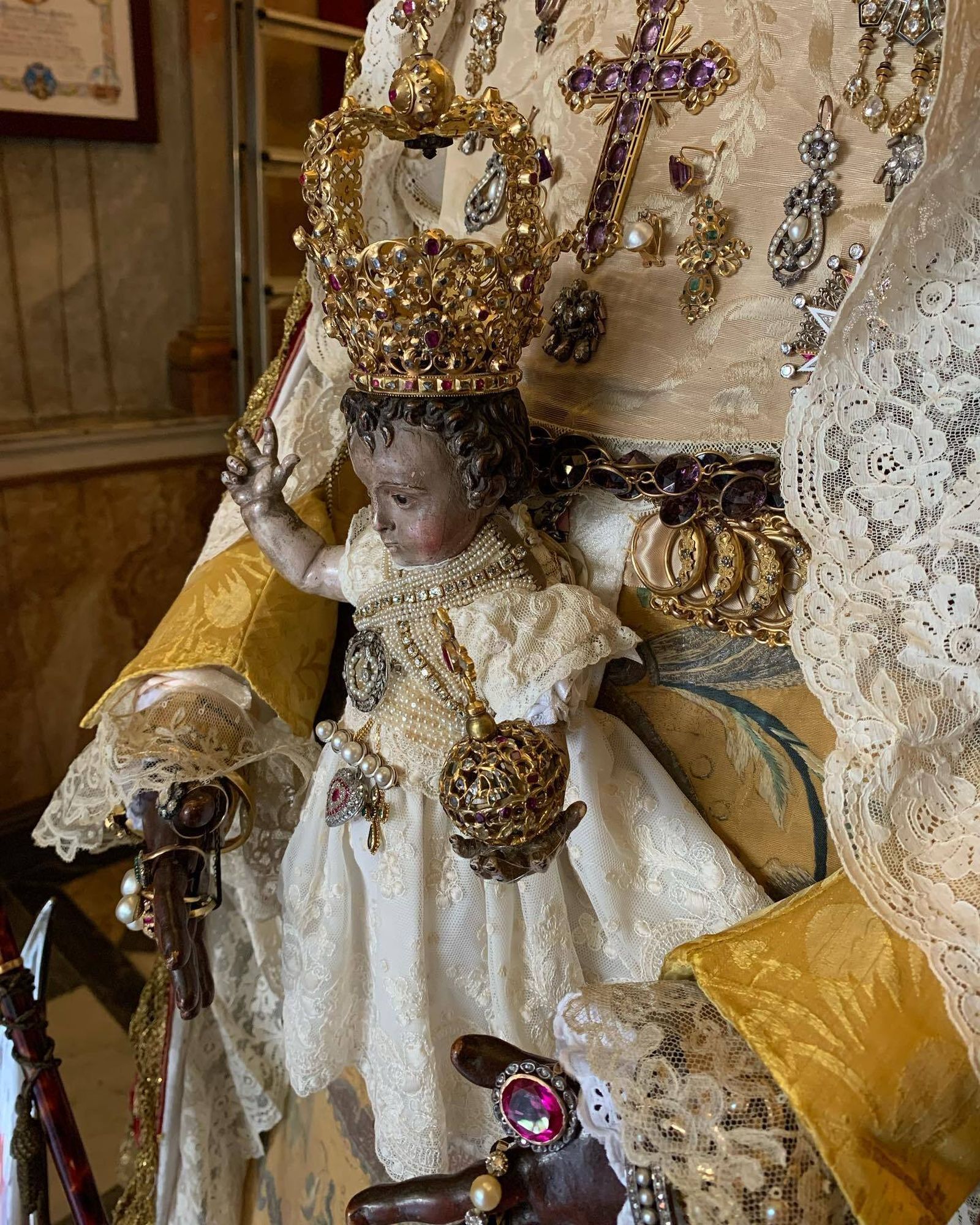 Detalle del Niño Jesús en el regazo de la Patrona.