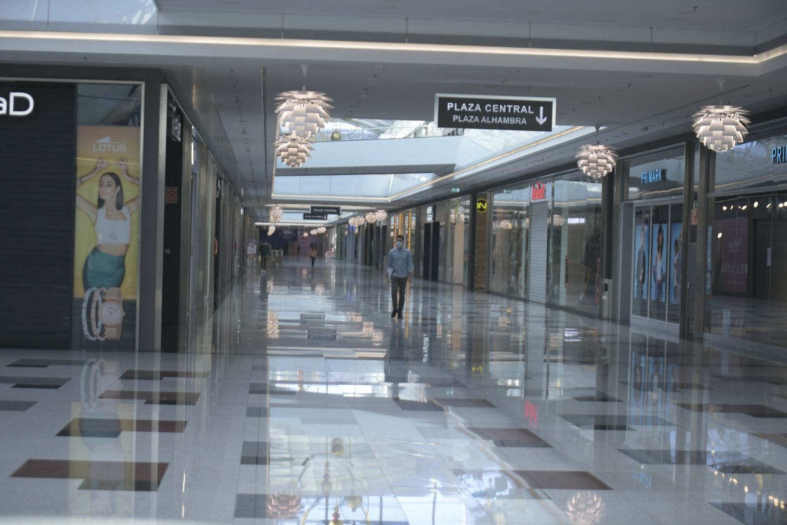 Fotos: El centro comercial Nevada mantiene un hálito de vida el primer día del cierre de comercios