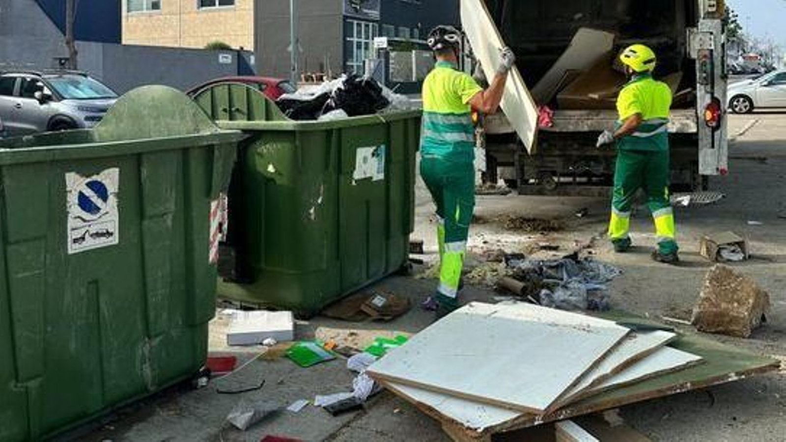 Operarios en la recogida de enseres en un pelígono industrial.
