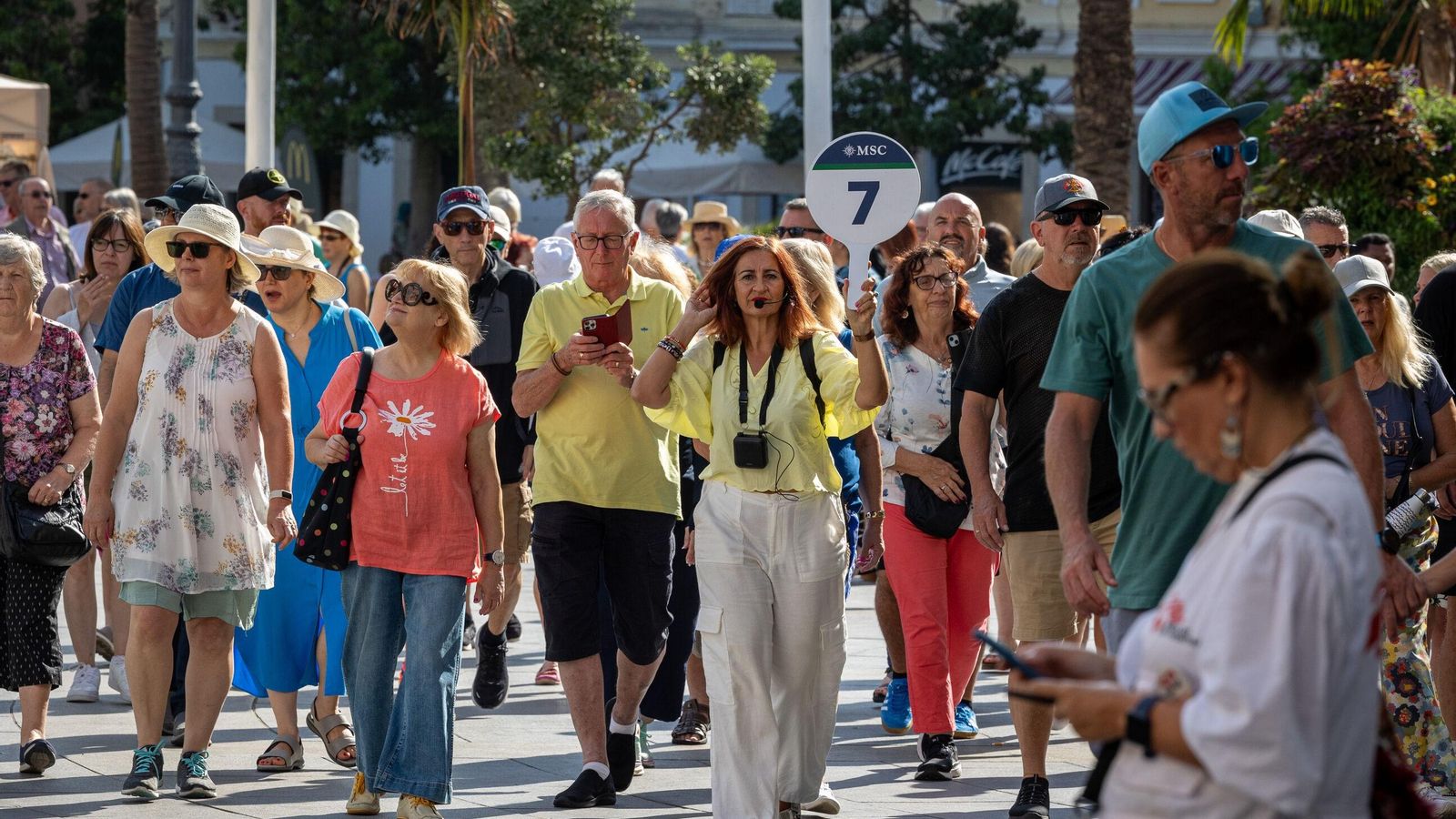 Los tres cruceros que llegaron este miércoles a Cádiz llenaron el puerto así como todas las calles del centro de la ciudad de turistas Los tres cruceros que llegaron este miércoles a Cádiz llenaron el puerto así como todas las calles del centro de la ciudad de turistas