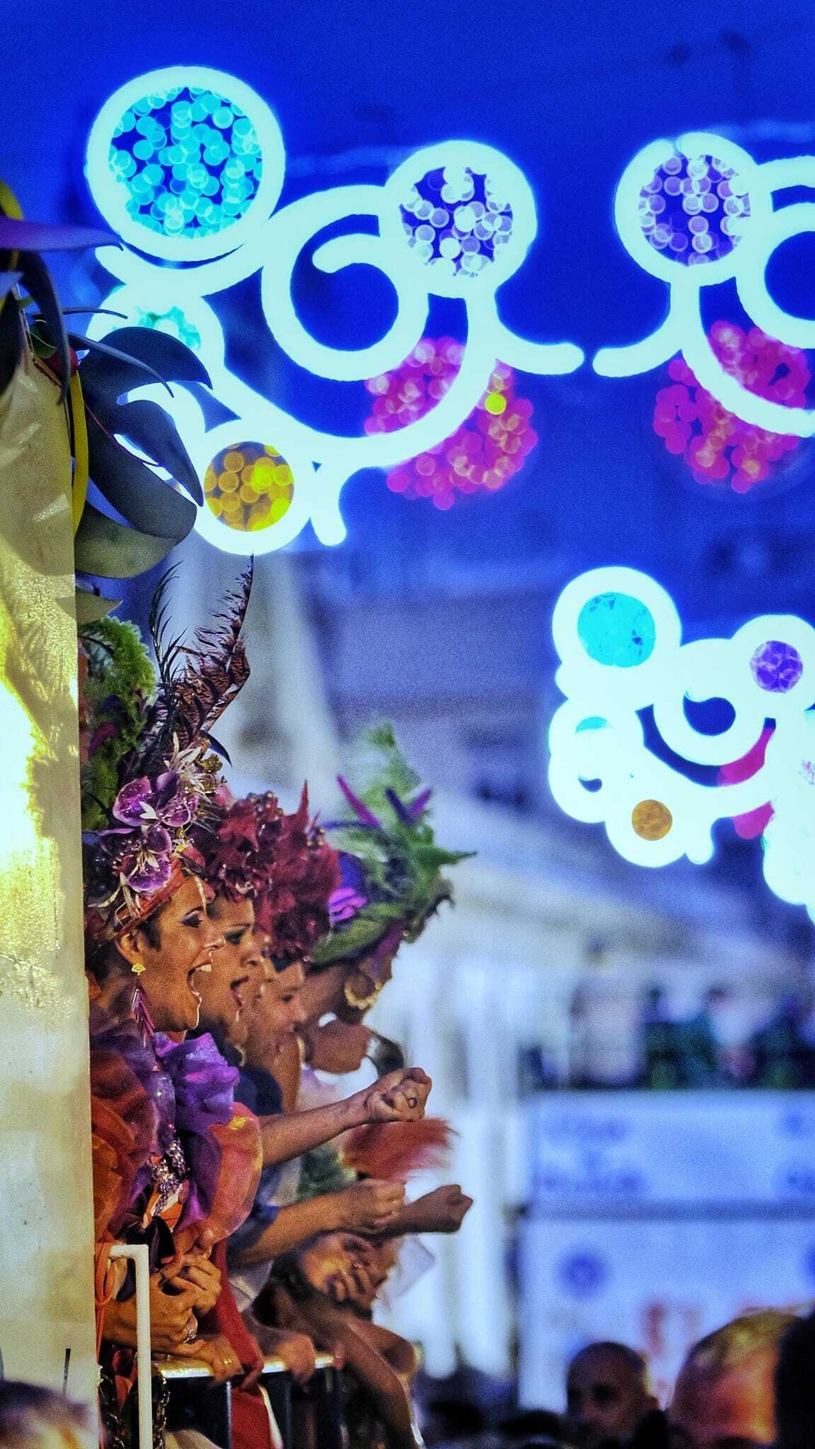 La noche del viernes de Carnaval en Cádiz, en imágenes