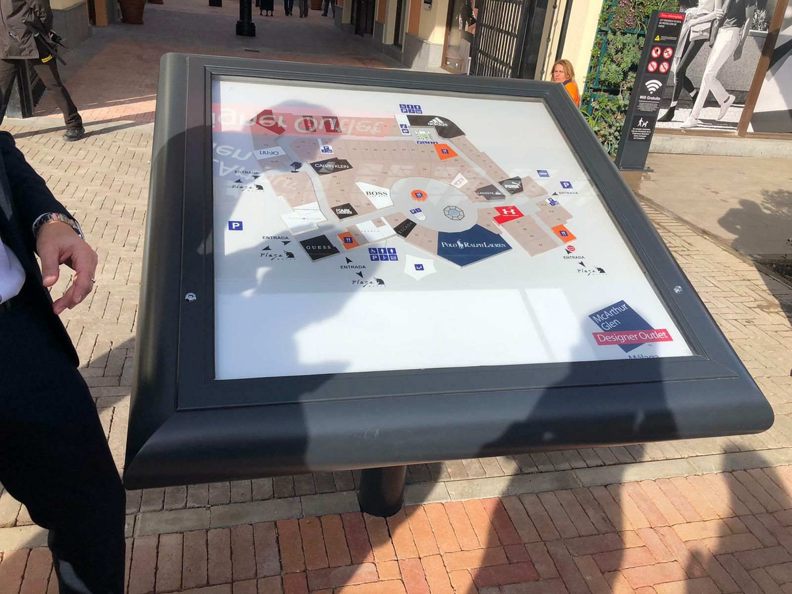 Fotos del 'outlet' del Plaza Mayor en Málaga