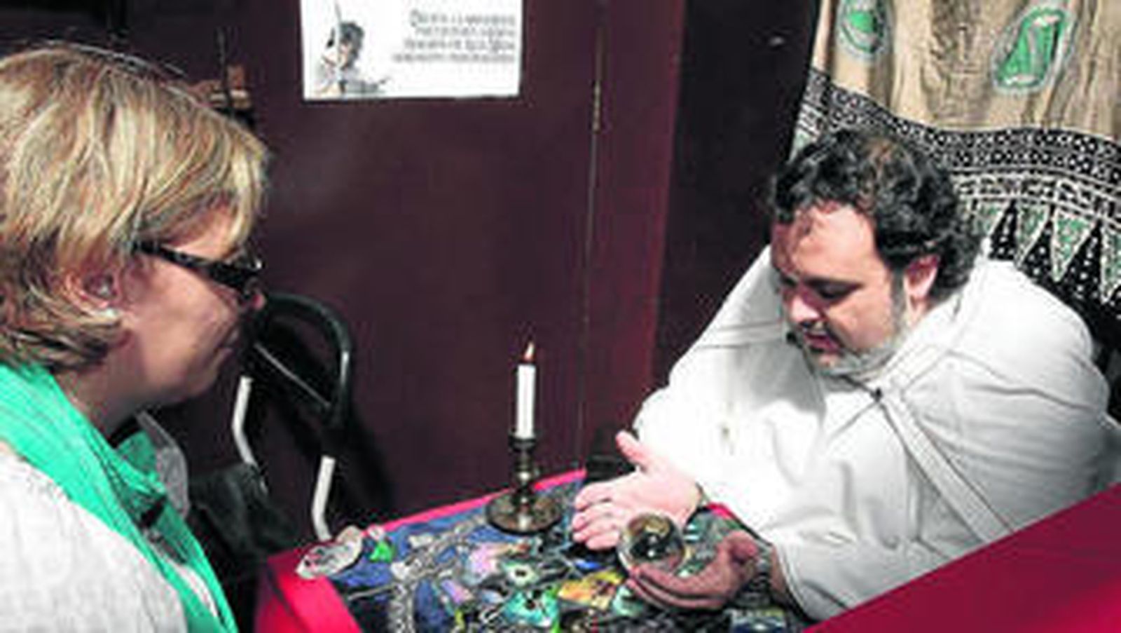 Uno de los participantes en la feria esotérica, ayer en el centro comercial Plaza de Armas.