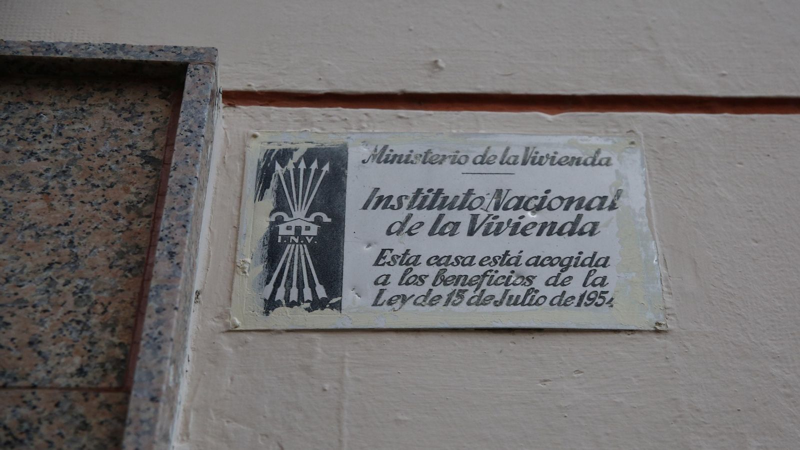 Inscripción con el símbolo de la Falange en una fachada de Santa Adela (Zaidín).