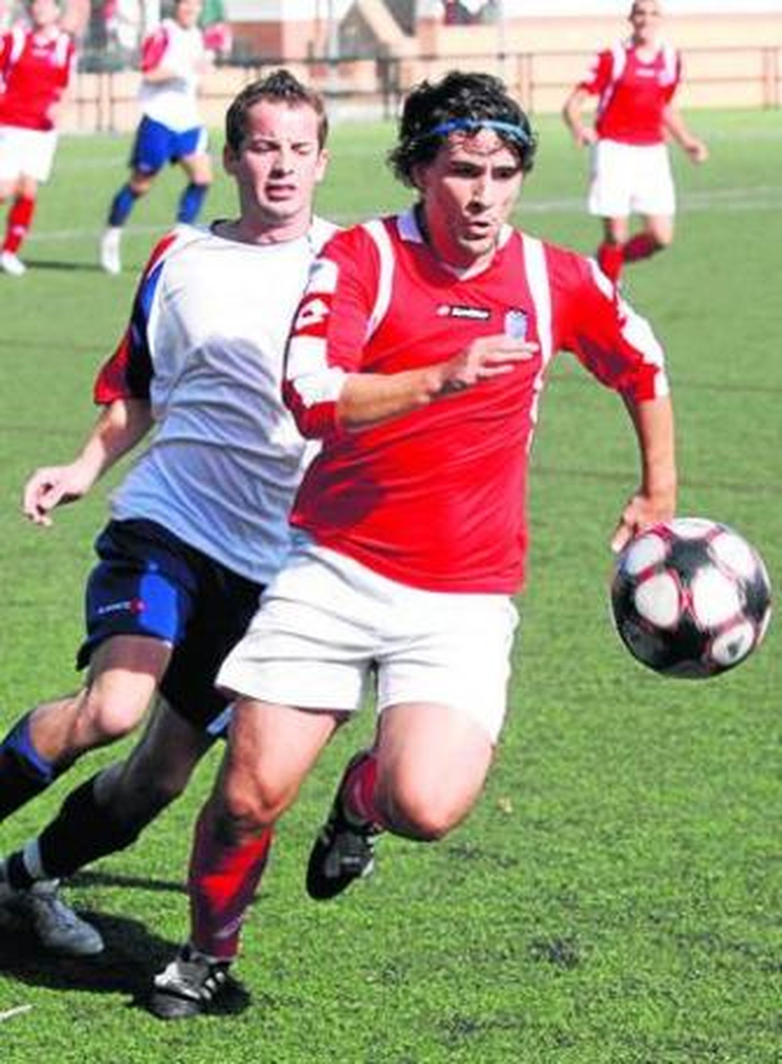 José Morales conduce el cuero con la vigilancia de Foche.