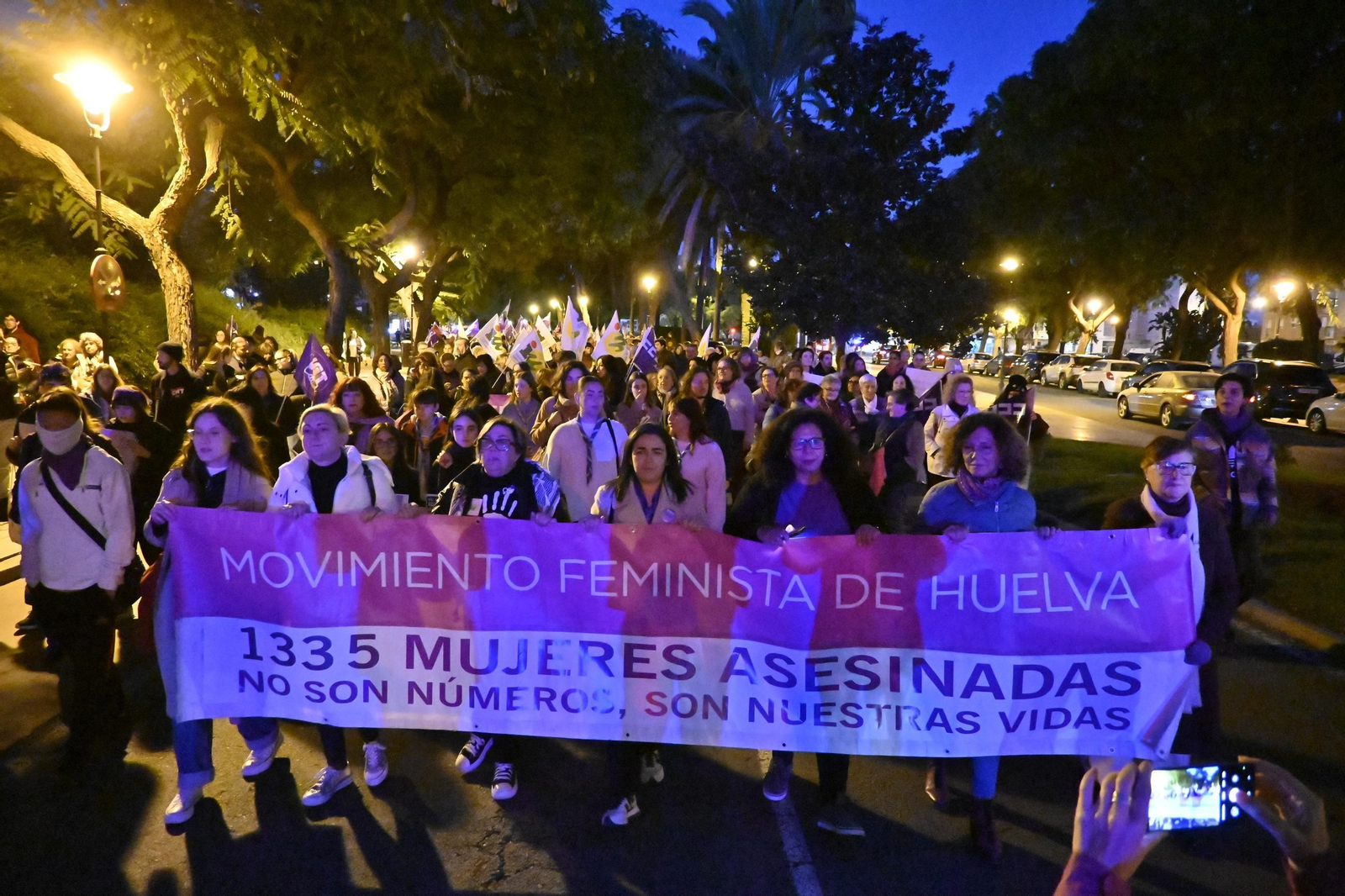 Imágenes de la manifestación con motivo del 25N en Huelva