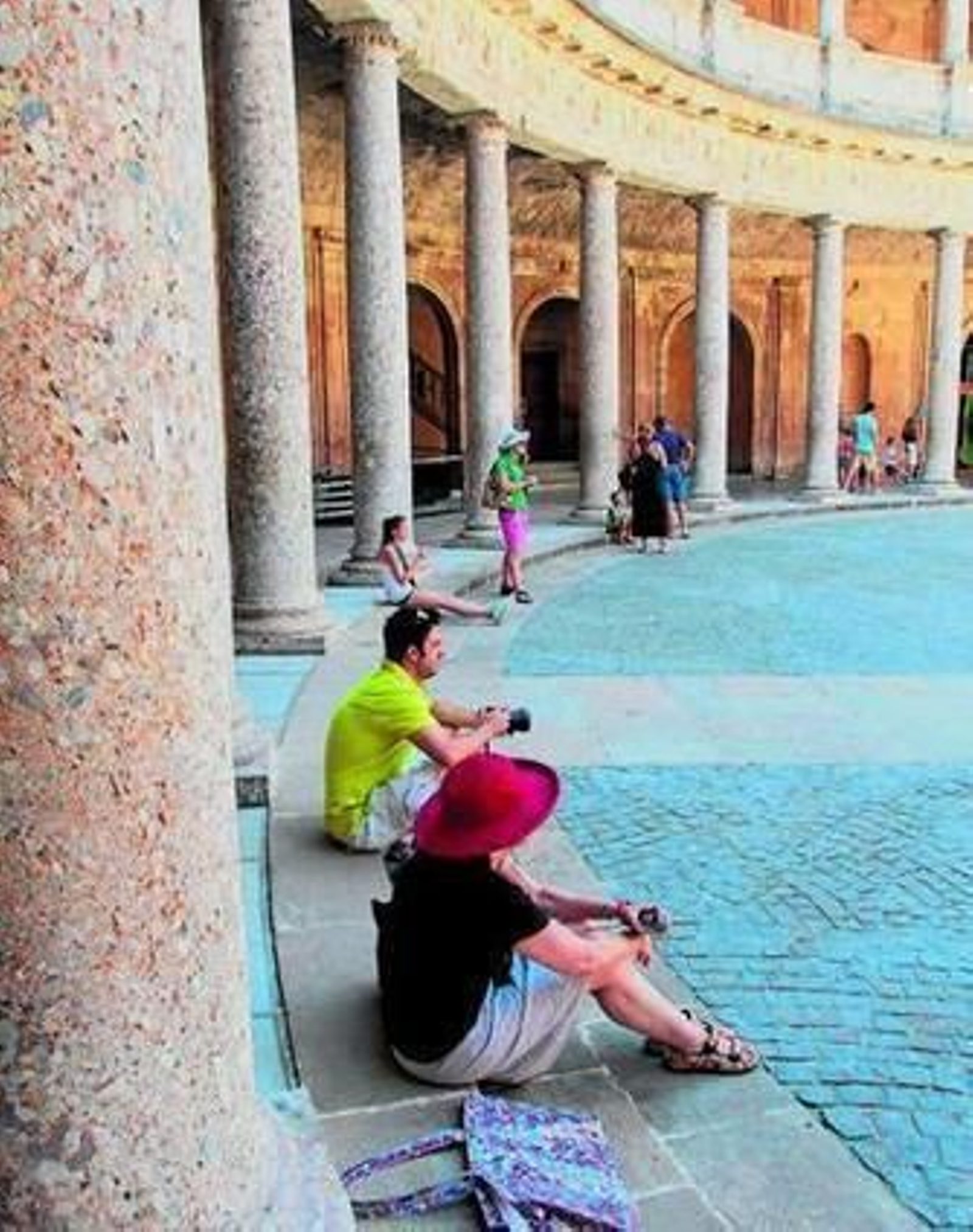 Los turistas siguen disfrutando de la Alhambra, ajenos a las polémicas judiciales.