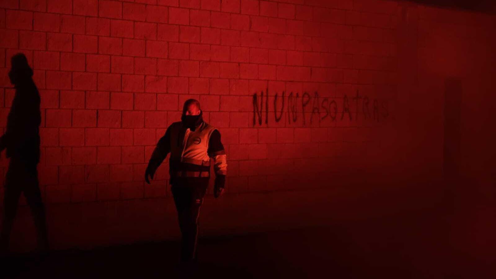 Un trabajador de Acerinox, en la madrugada de este lunes.