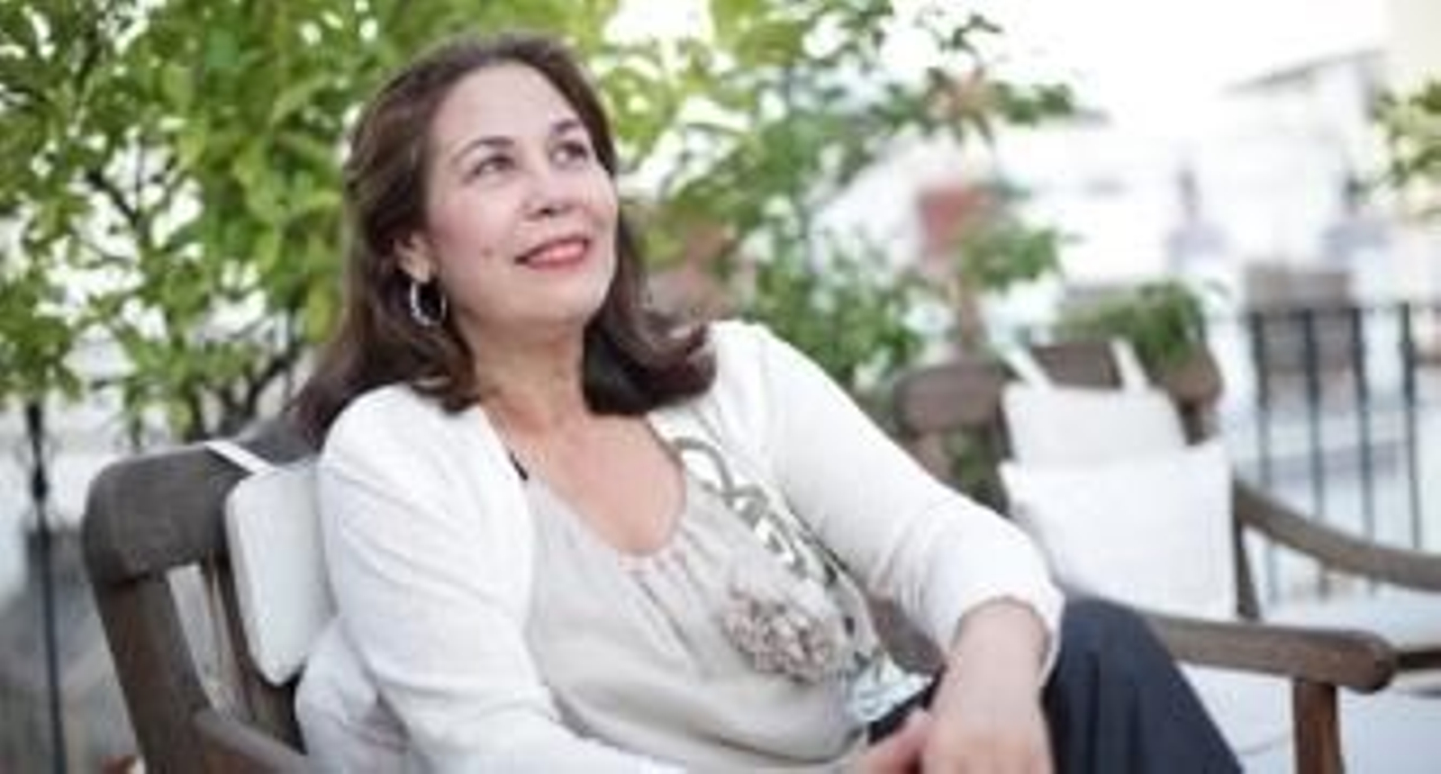 Ana Ortiz Sánchez, a la hora de los vencejos en su casa próxima a la iglesia de Ómnium Sanctórum. / m. J. López