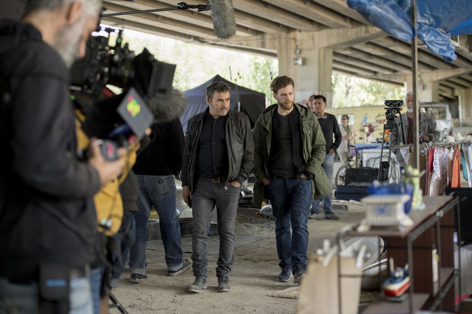 Eduard Fernández y Álvaro Cervantes, dos de los protagonistas, en el rodaje.