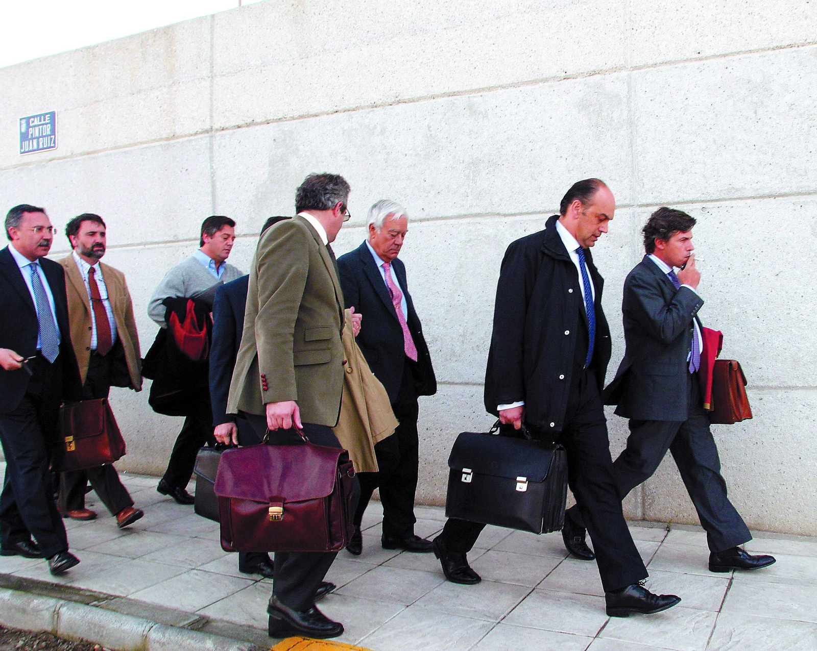 El empresario Juan Muñoz, en compañía de sus abogados, tuvo que acudir a declarar al Juzgado de Santa Fe en 2007.