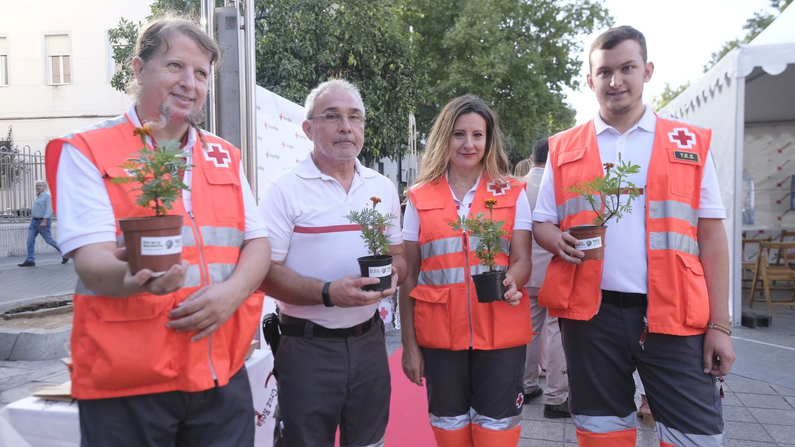 Voluntarios de Cruz Roja entregan macetas con plantas a los cordobeses.