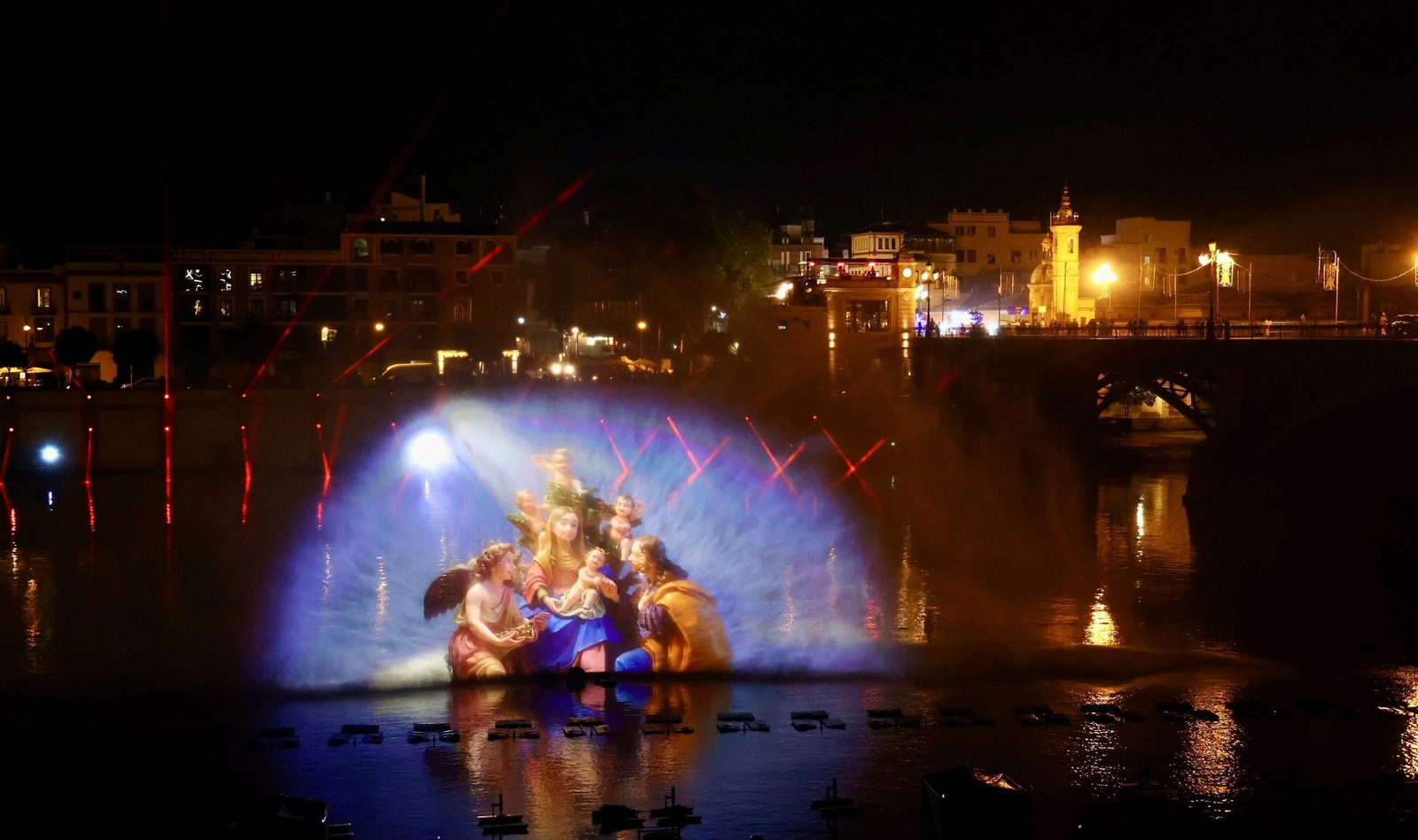 Una de las imágenes de Navigalia proyectada este jueves en la orilla del río del barrio de Triana.