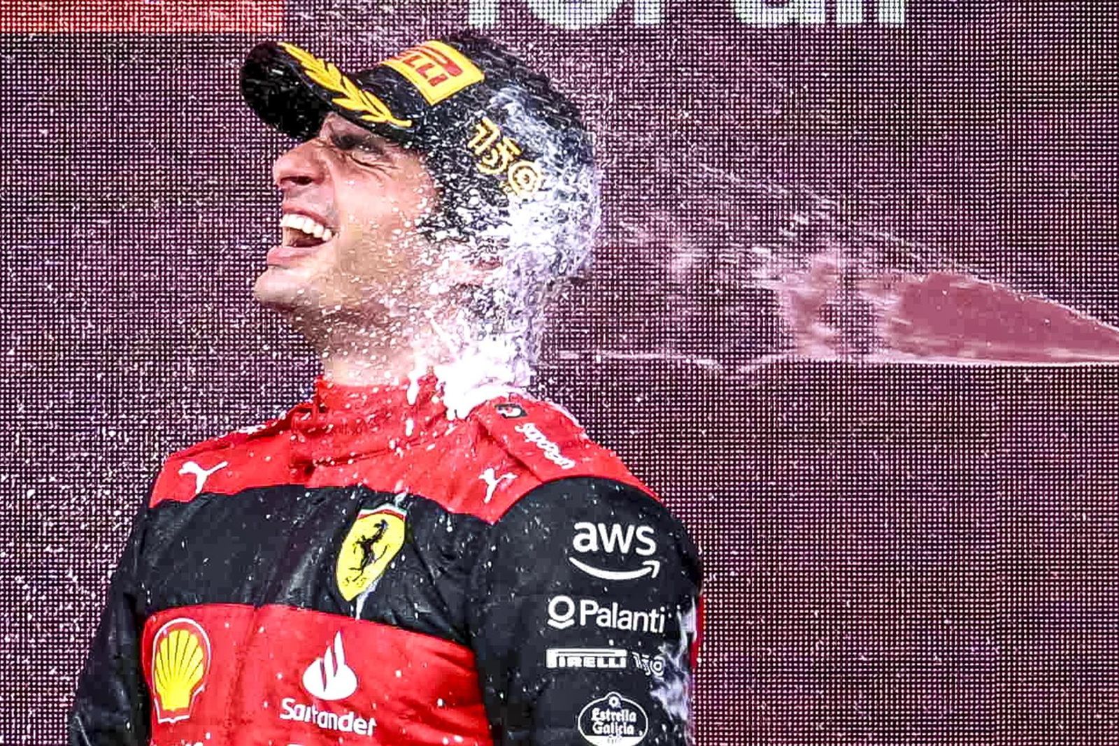 Carlos Sainz recibe un chorro de champán tras ganar en Silverstone.