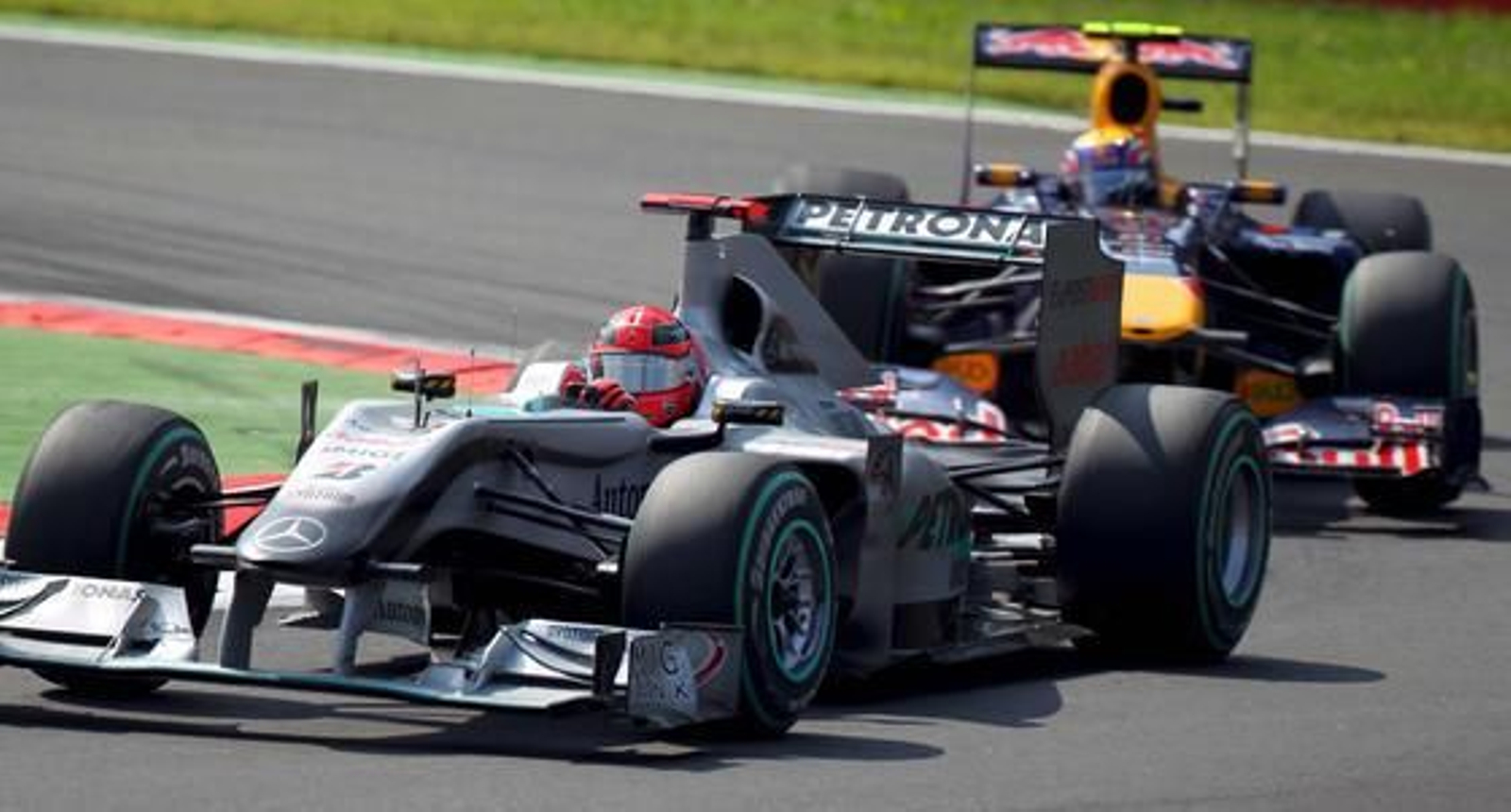 Fernando Alonso refuerza su candidatura al Mundial tras ganar en Monza. / EFE