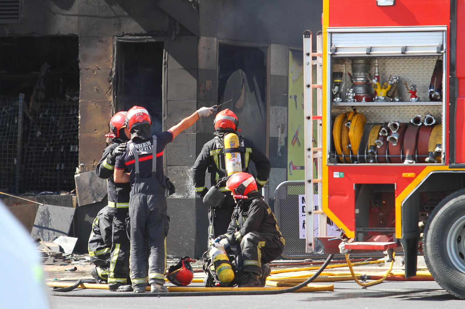 Imágenes del incendio de un bazar en la avenida de Santa Marta.
