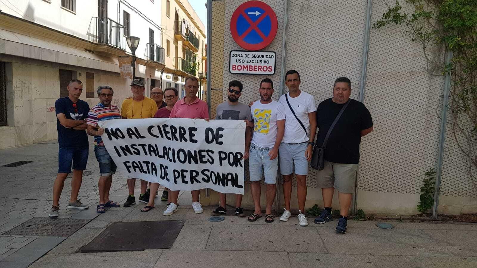 Los trabajadores de las instalaciones deportivas municipales protestaron en el exterior del Ayuntamiento.
