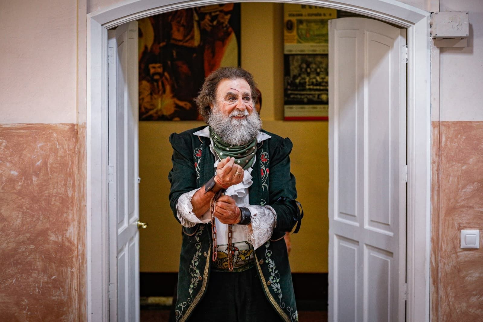 Antonio García 'El Alemania' entra en los camerinos del Teatro Falla antes de la actuación.