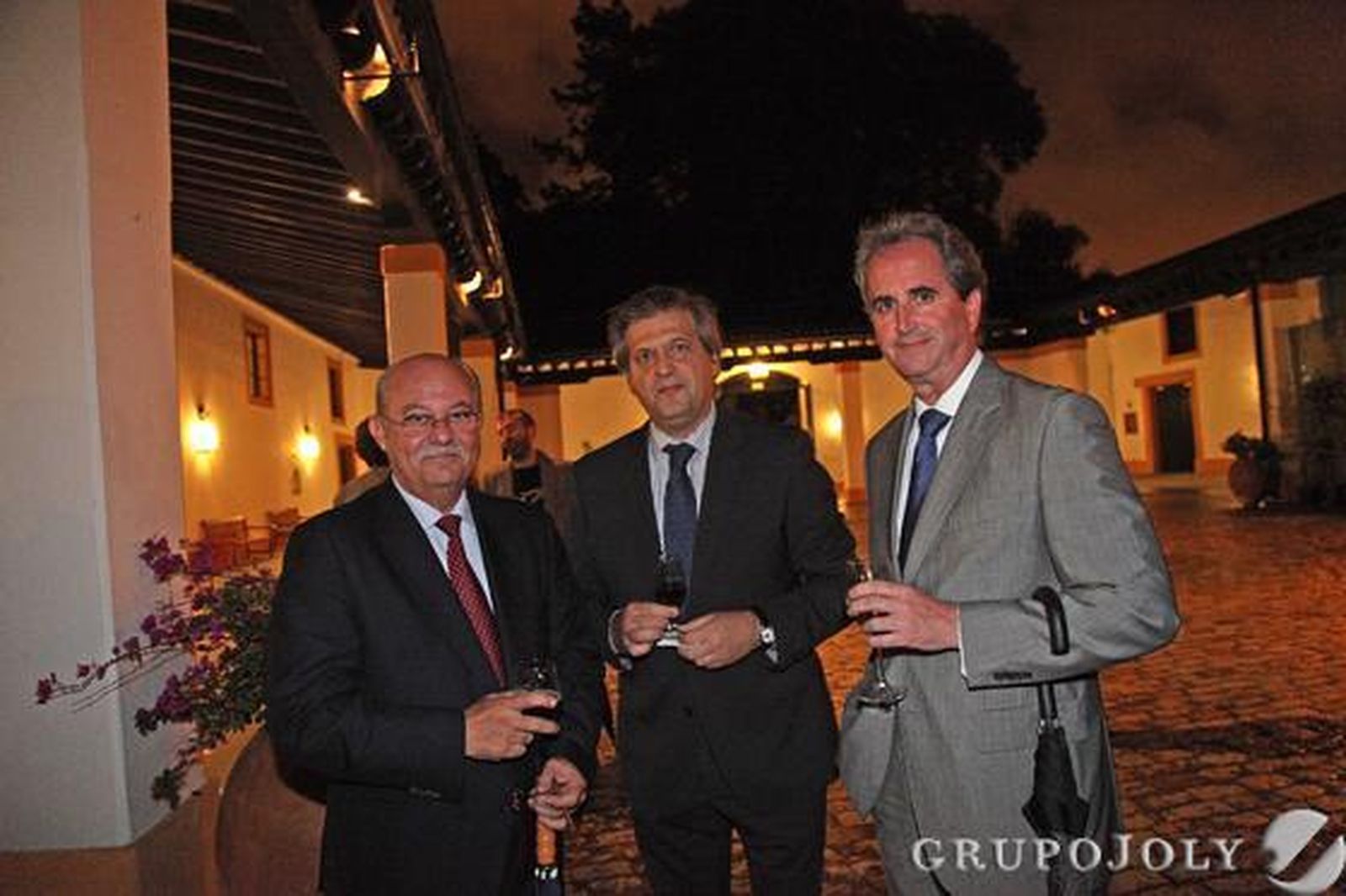 Alfonso Marín, Jesús Medina y Manuel Fernández, instantes después de la intervención de García-Pelayo en el Foro de Jerez.

Foto: Pascual · Vanesa Lobo