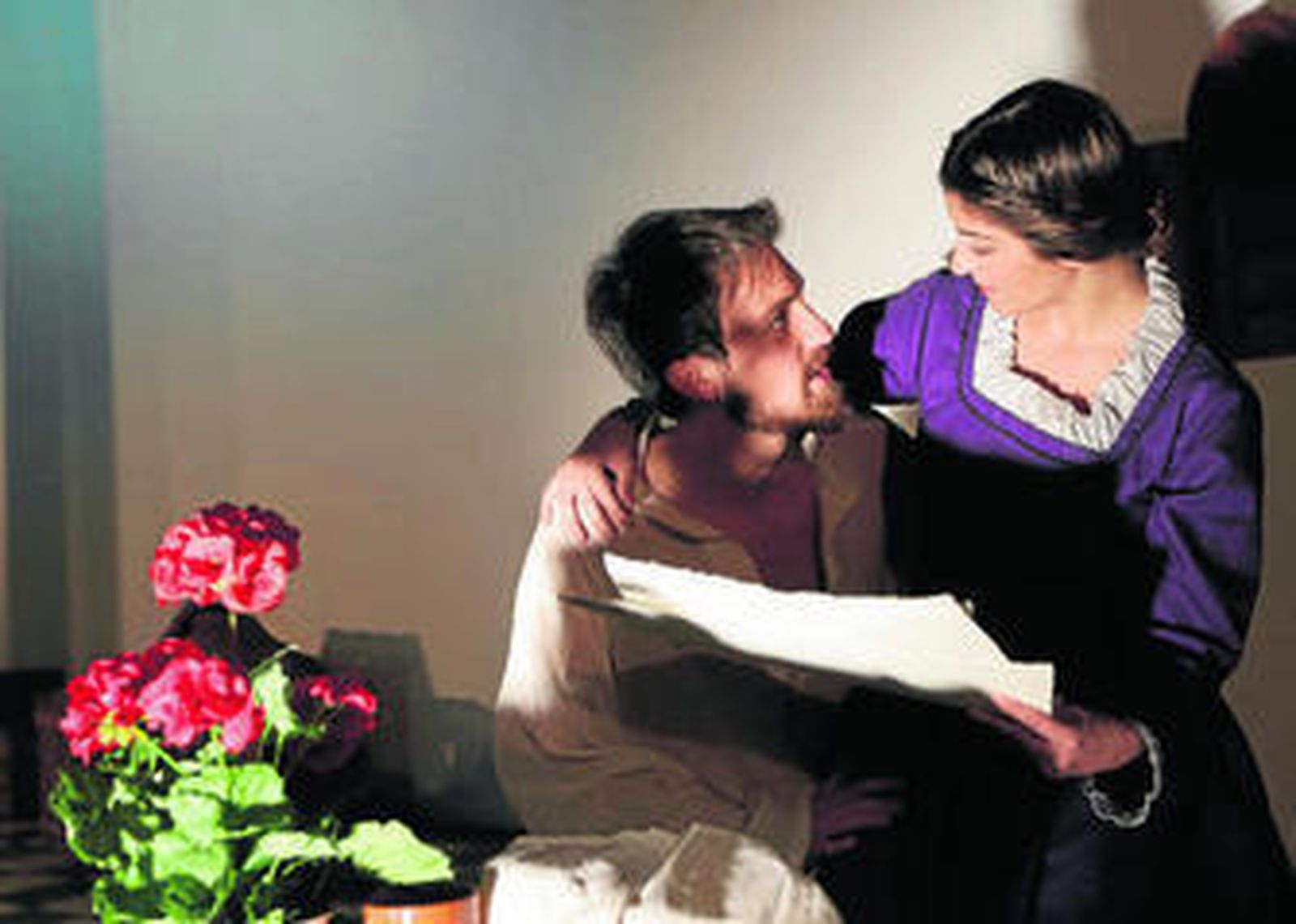 Juan Collantes de Terán, en el papel de Juan de Mesa, y Candela Cruz, en el de María Flores, en una escena.