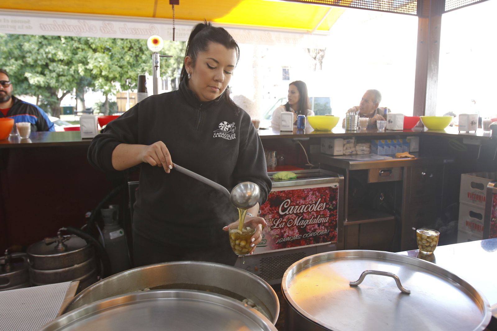 El puesto de caracoles de La Magdalena, en fotos