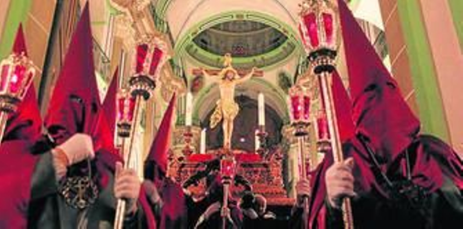 El Cristo hace su salida del templo. A la derecha, la Virgen Esperanza tras abandonar la iglesia.