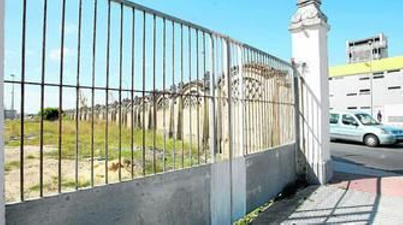 En primer plano, el solar donde irá la gasolinera prevista en el Plan Plaza de Sevilla.