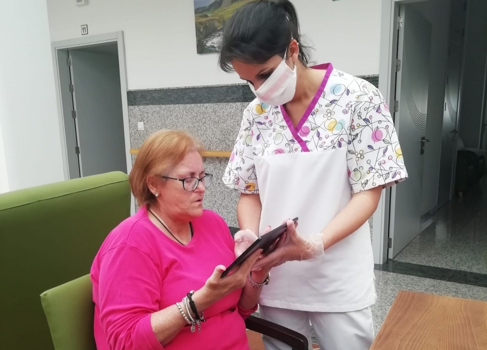 Una residente y una trabajadora, en la residencia de Fegadi de Espera.