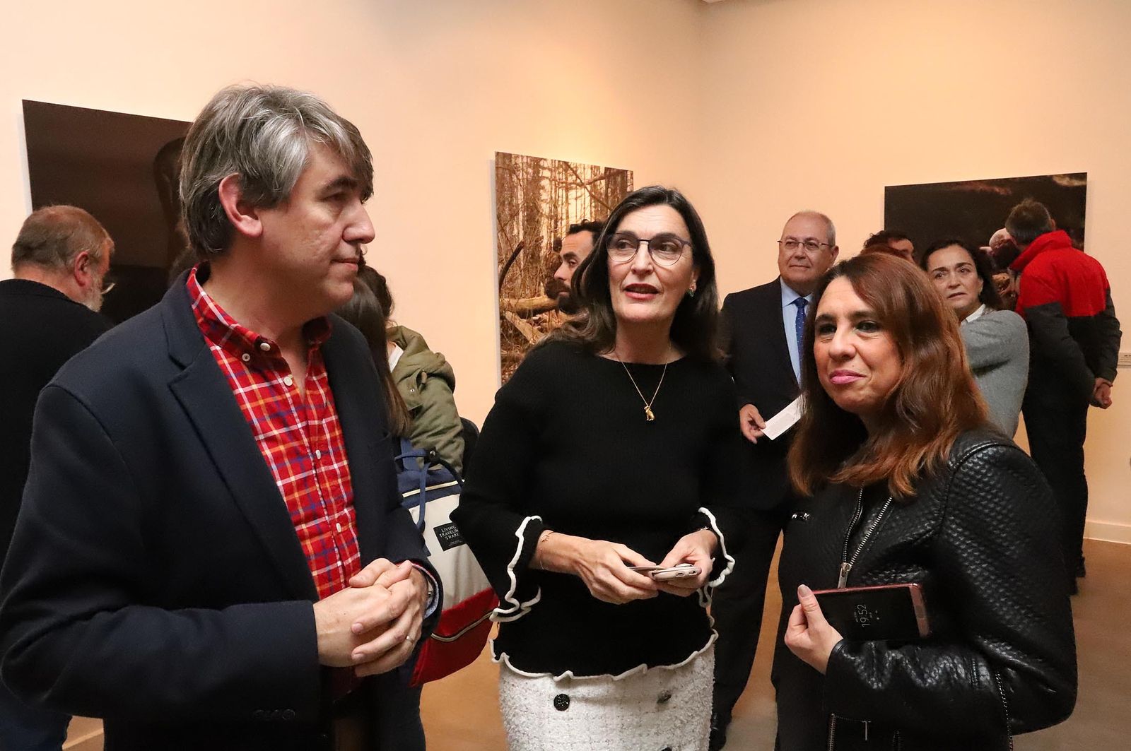 Imágenes de la exposición de Latitudes "Fotoperformances" de Cecilia Paredes