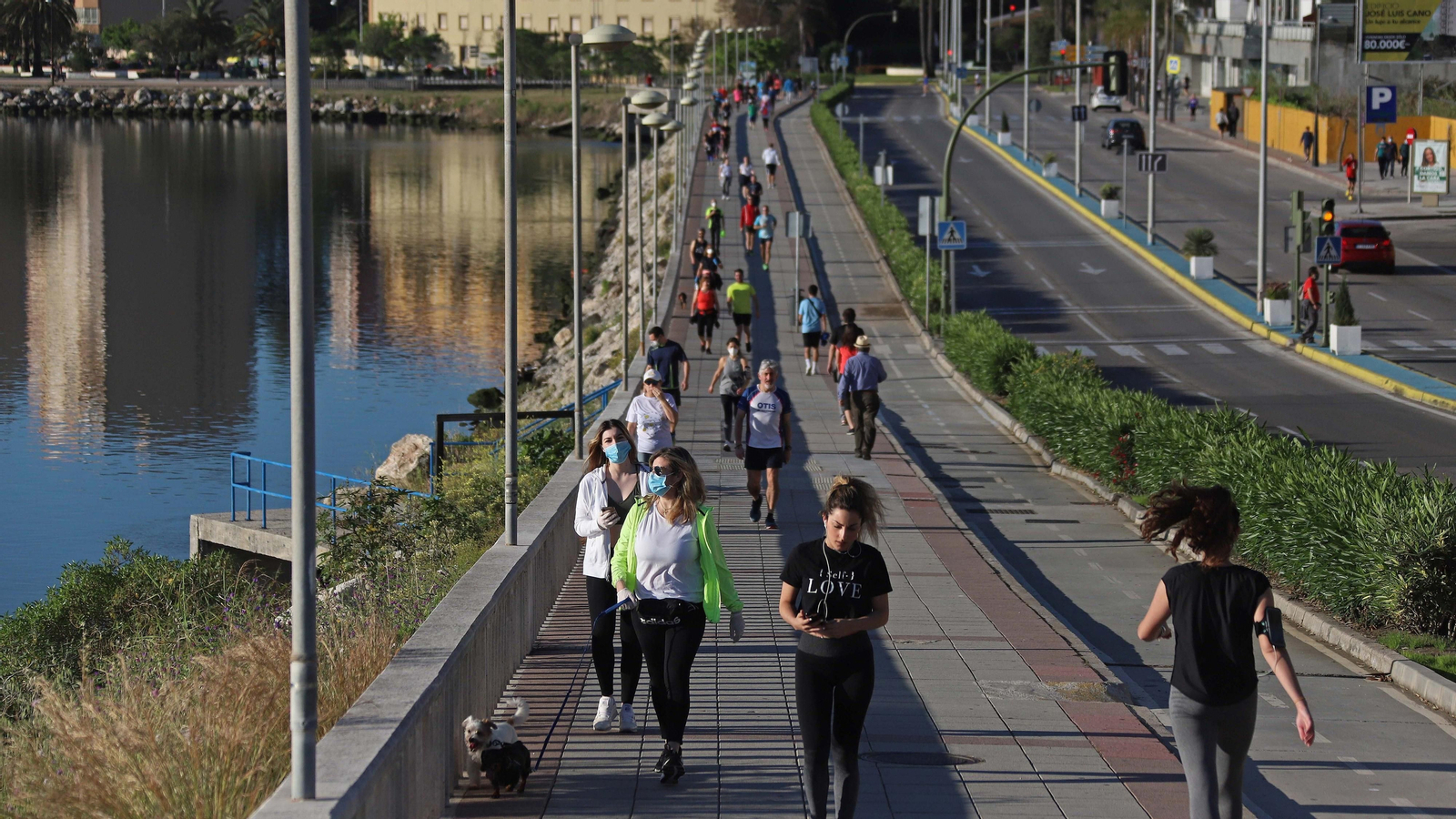 Deportistas y mayores vuelven a la calle en Algeciras
