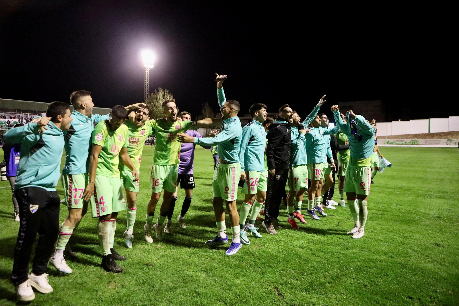 La celebración del Málaga CF en el césped de El Maulí