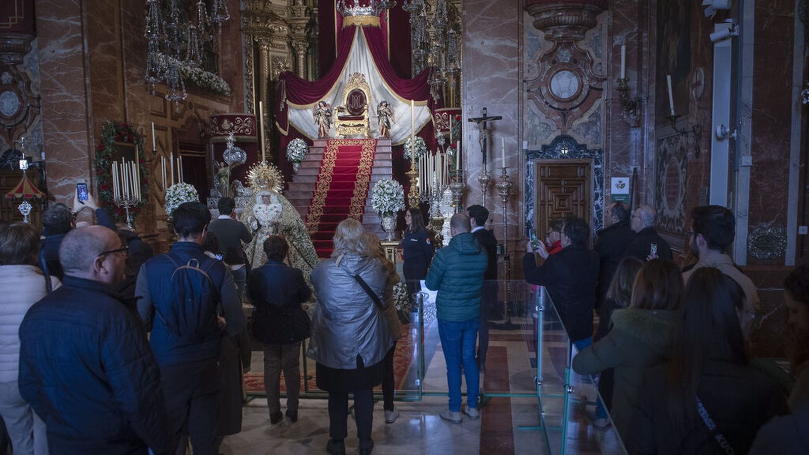 Imagen del acto de veneración, en sustitución del clásico besamanos, a la Macarena.