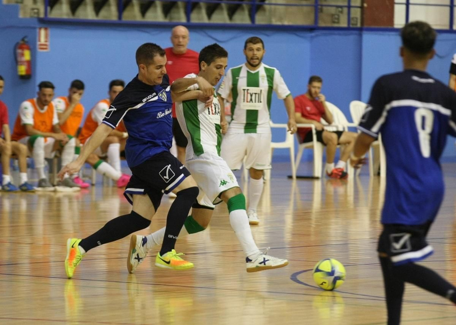 Javi Sánchez trata de proteger el balón ante la presión de un jugador del Écija.