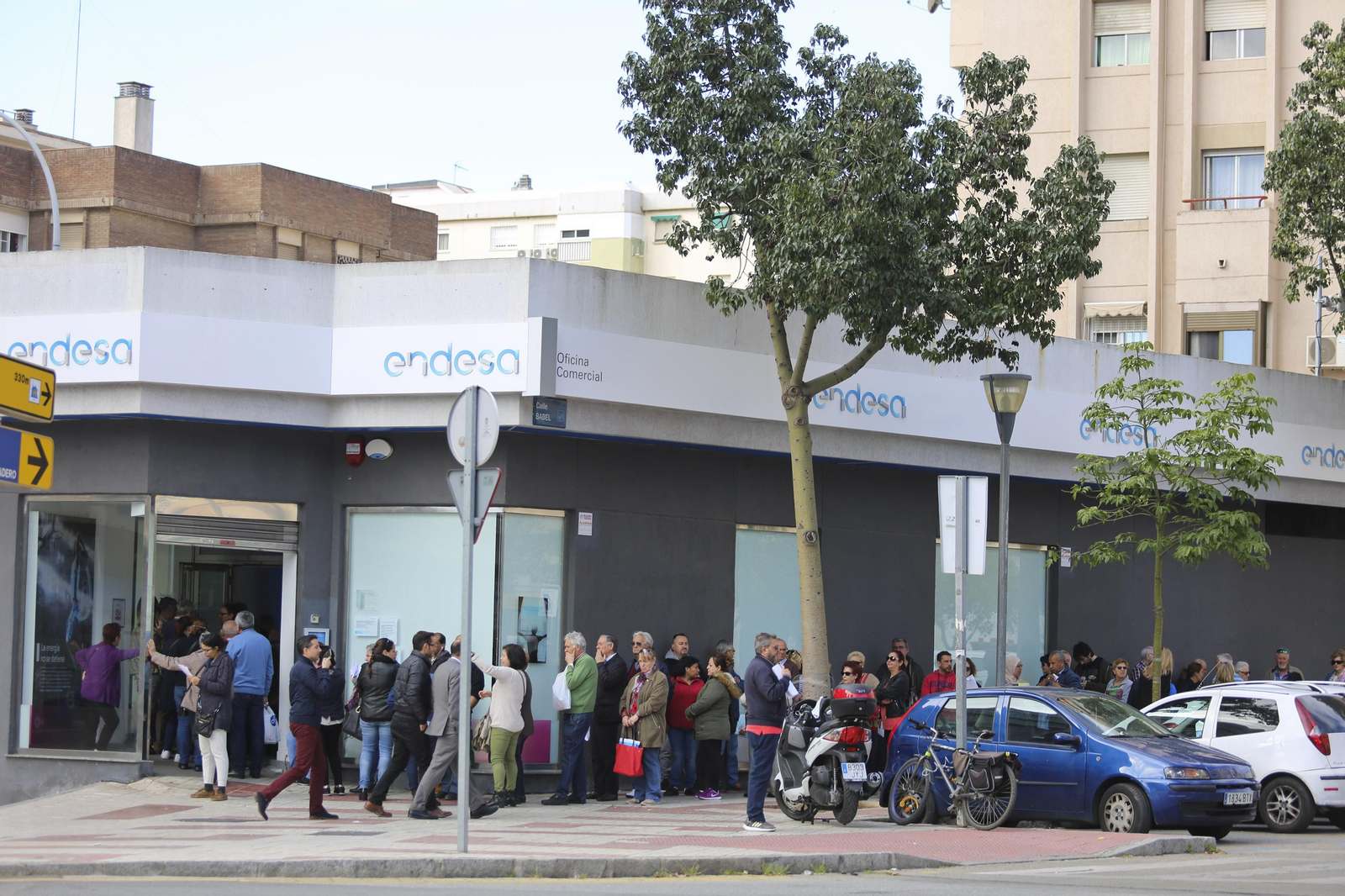 La fila de personas en una oficina de atención al cliente de Endesa en la capital esta pasada semana.