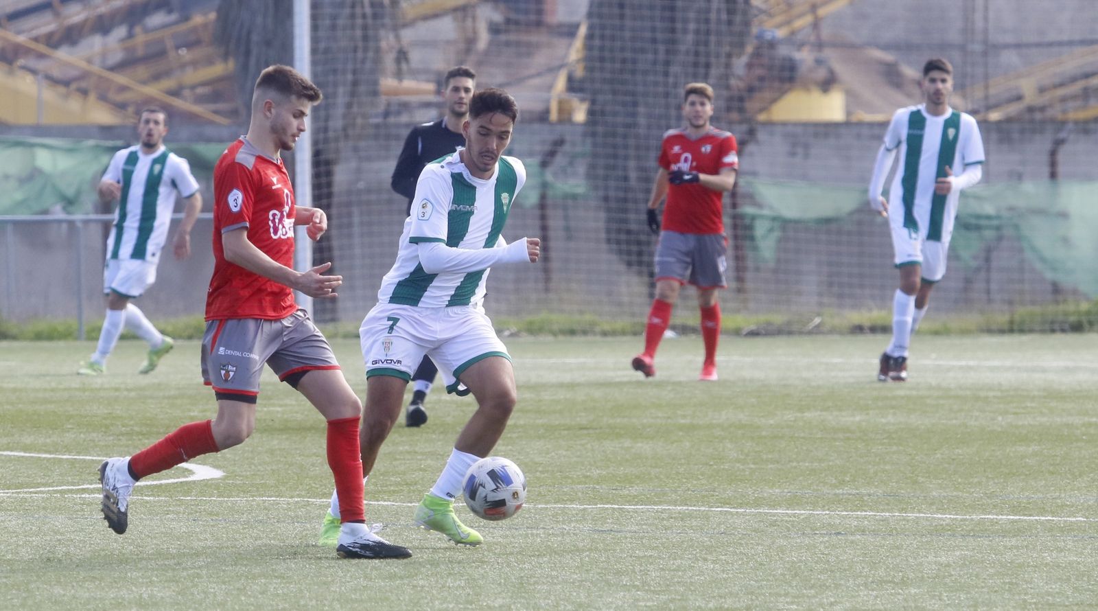 Rafa es presionado por Diego Domínguez.