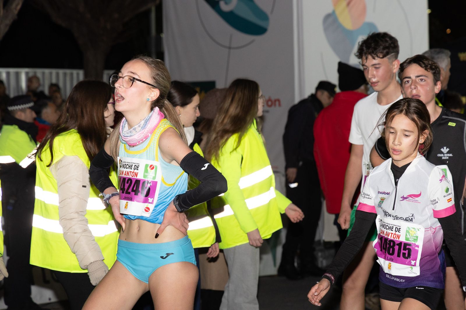 En imágenes: 2.000 atletas brillan con luz propia en la infantil de la Carrera de San Antón 2026
