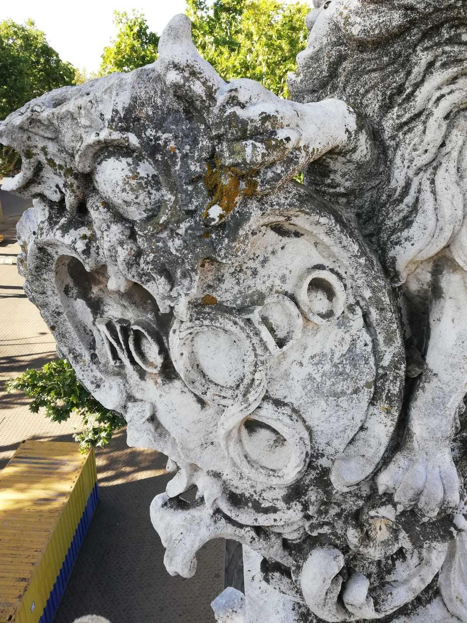 Trabajos de limpieza en los columnas de la Alameda de Hércules