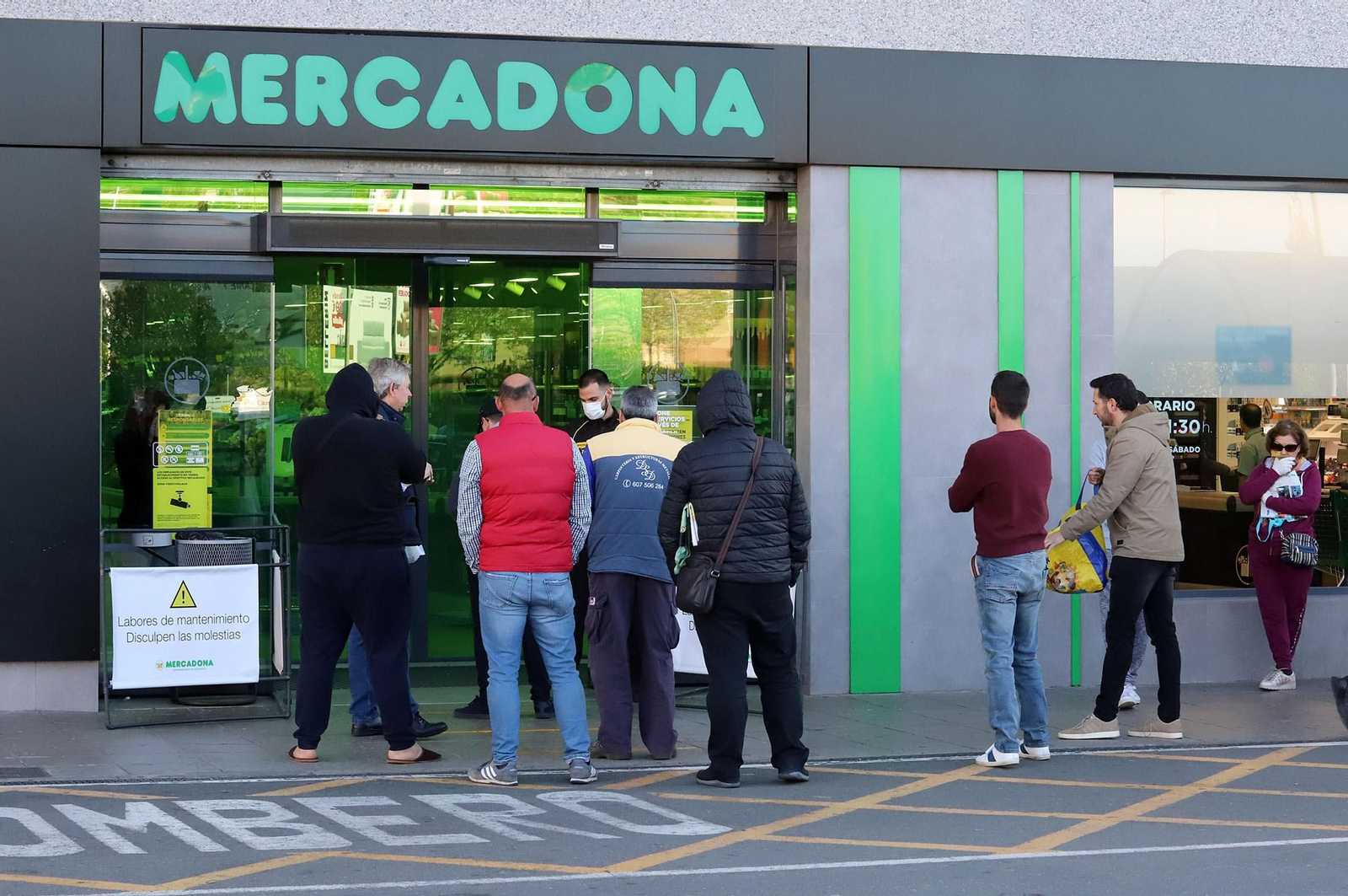 Imágenes de la situación y organización en los supermercados de Huelva