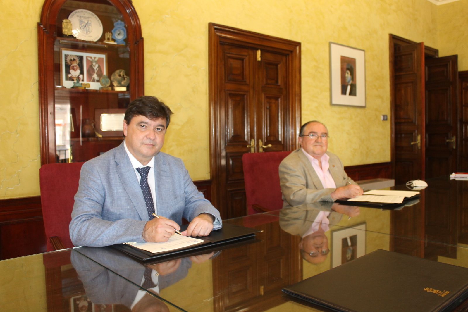 Firma del convenio entre el Ayuntamiento y el Banco de Alimentos esta mañana.