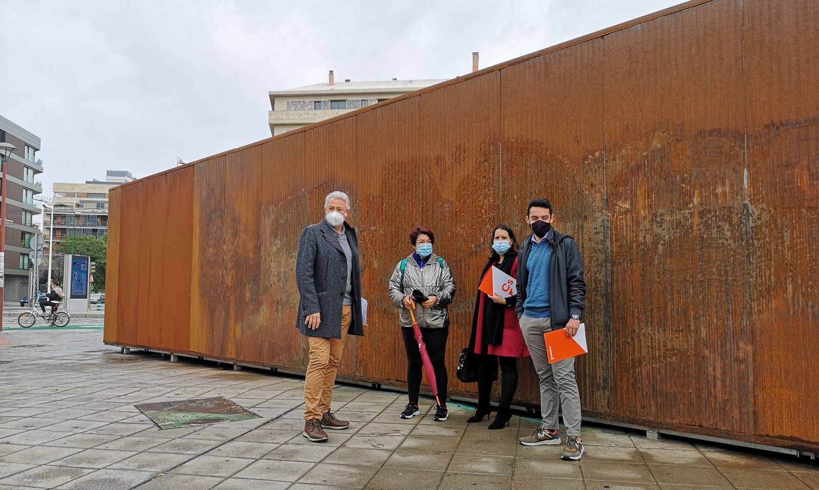 Los ediles de Cs Aumesquet y Velázquez posan en la Biciestación de San Bernardo.