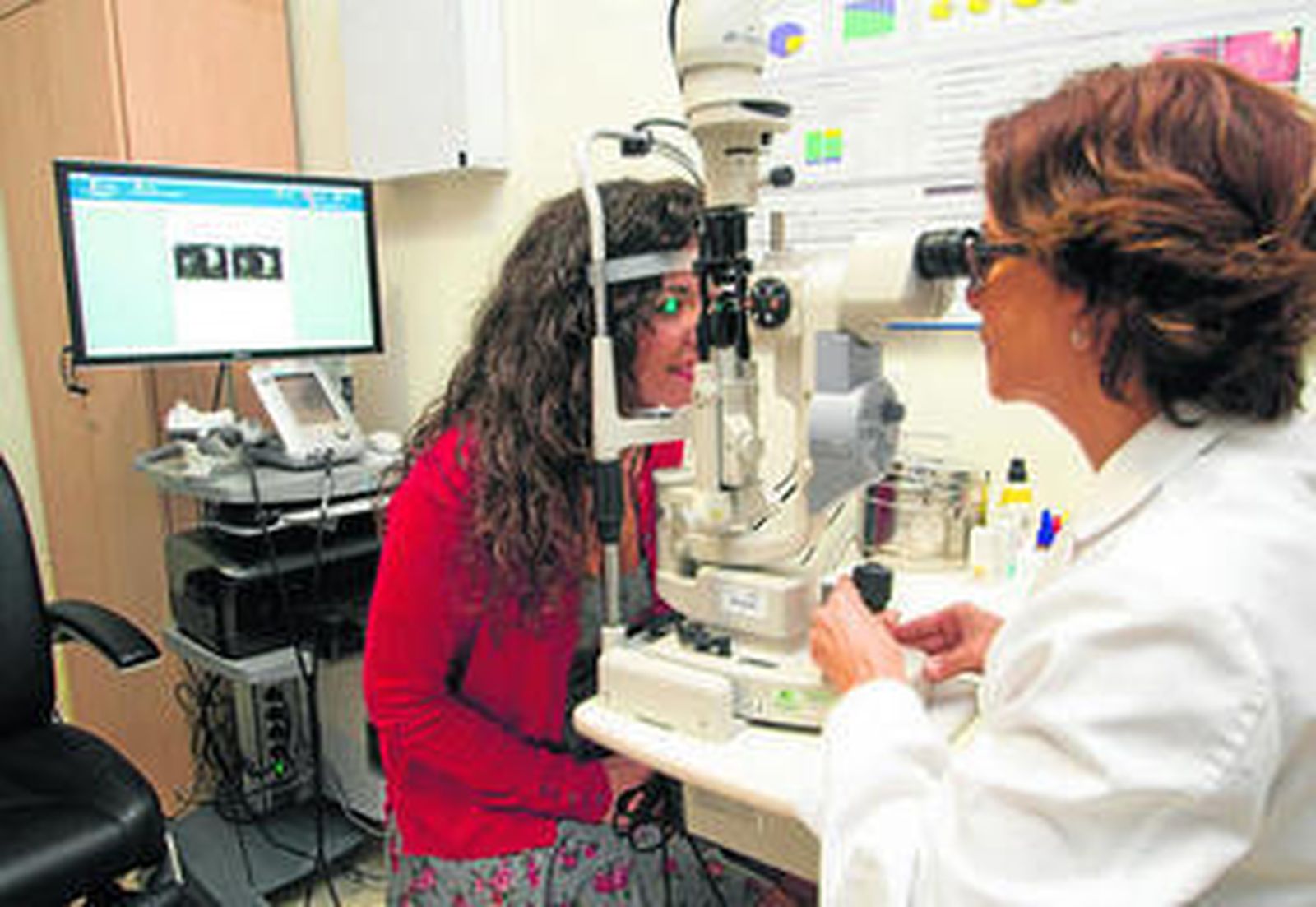 Una paciente se somete a una prueba en una consulta de Oftalmología en el Hospital Macarena.