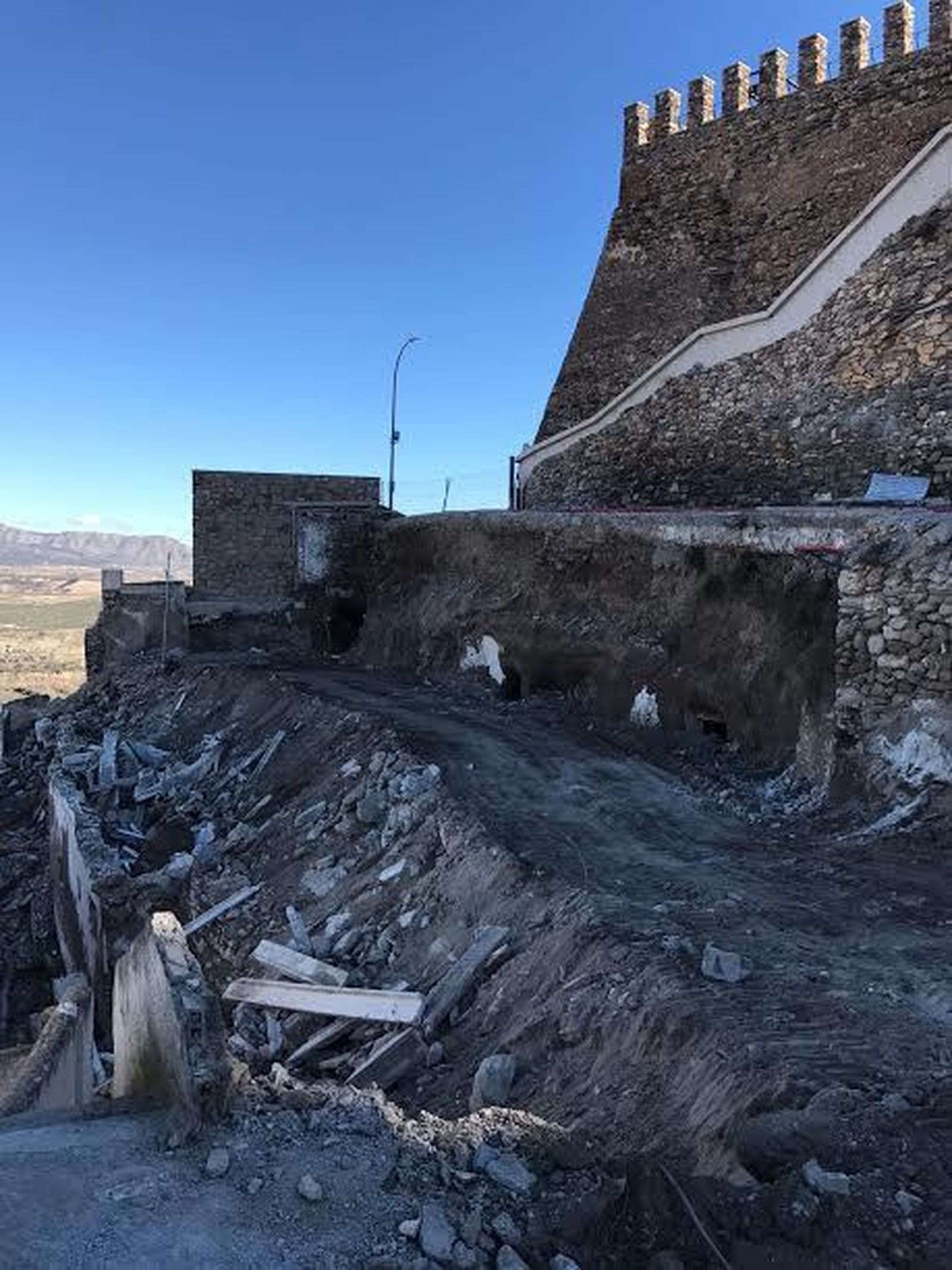 Ya han comenzado las obras junto a la zona que bordea el castillo.