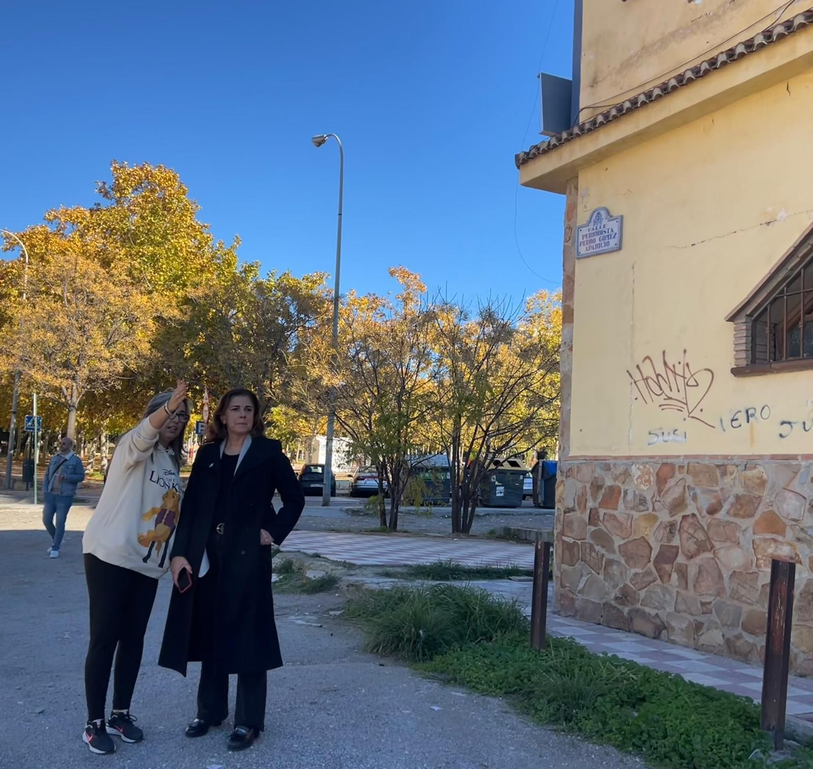 Imagen de la visita del PSOE de Granada al barrio de Cartuja