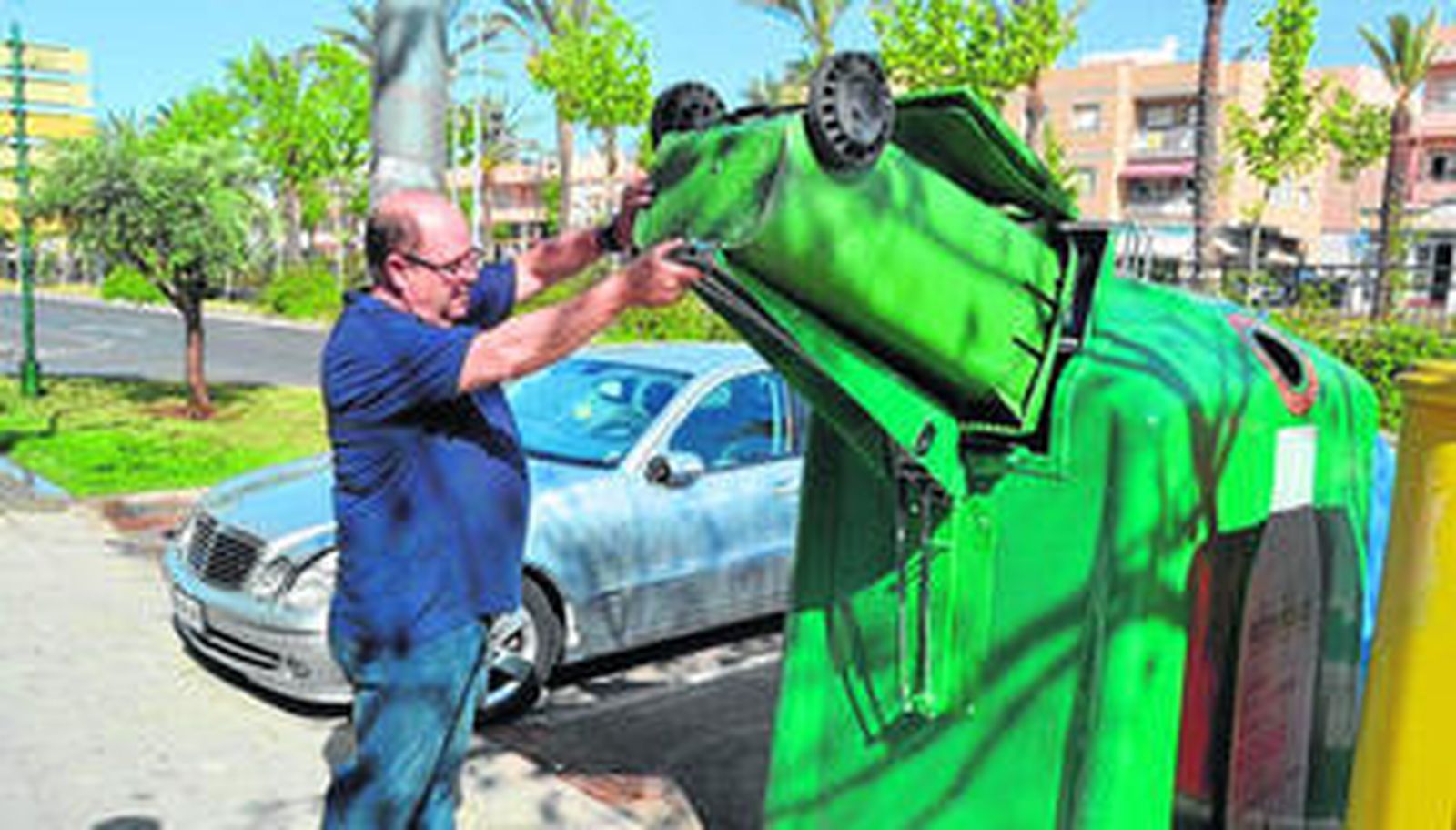 Un hostelero deposita vidrio en uno de los nuevos contenedores.