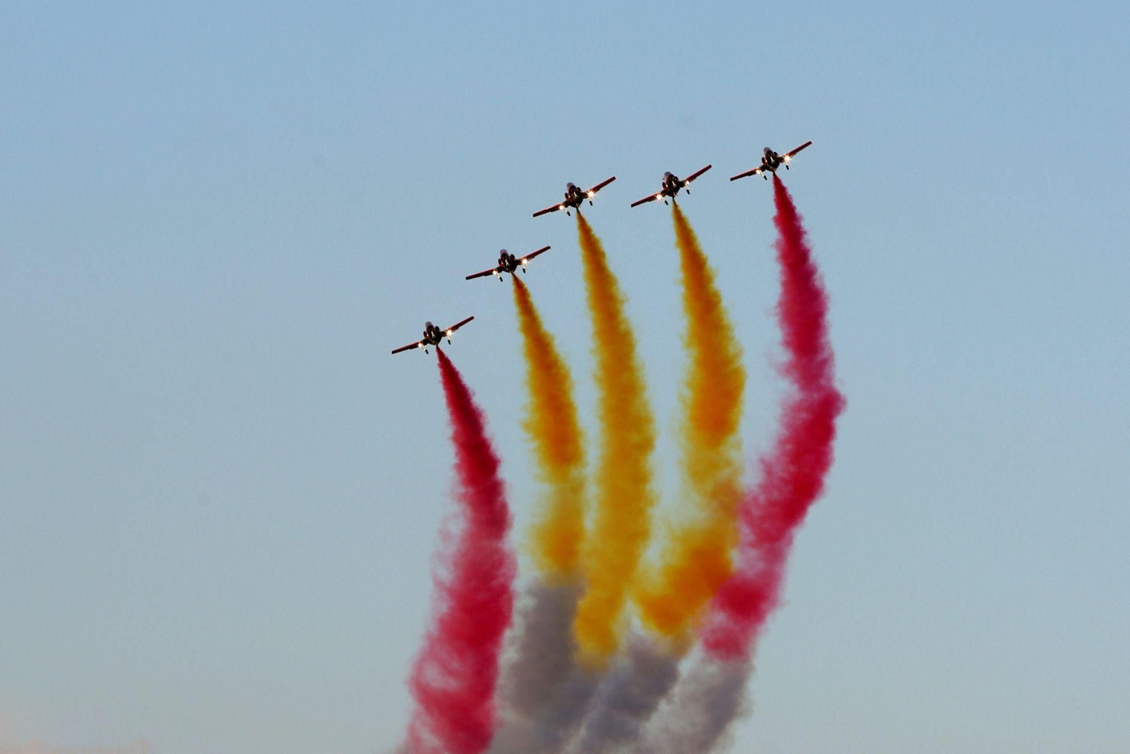 Espectaculares fotos de las acrobacias de la Patrulla Águila: cuatro décadas surcando los cielos